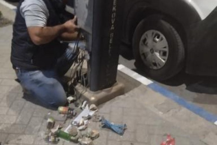 Hakkari'de pes dedirten olay: Aydınlatma direklerinden poşet poşet &ccedil;&ouml;p &ccedil;ıktı!