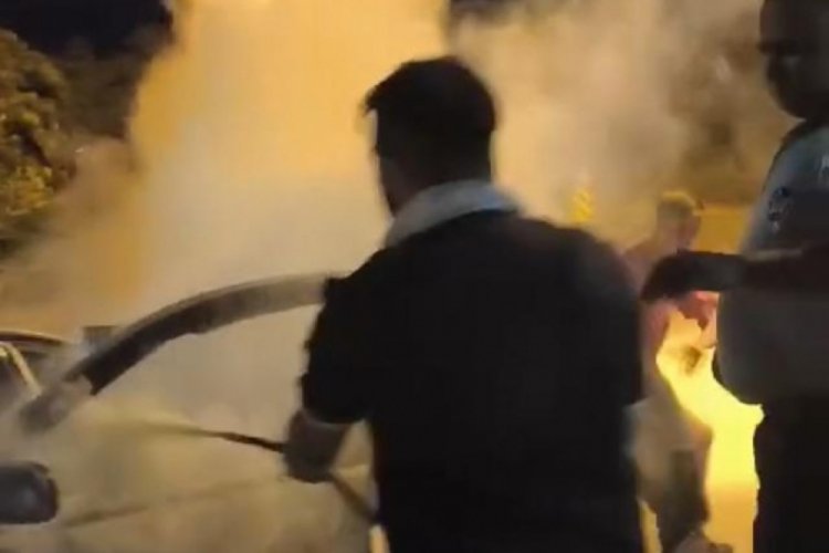 İzmir'de kendisini darp eden kız arkadaşının ailesini, yangın s&ouml;nd&uuml;rme t&uuml;p&uuml;yle uzaklaştırdı