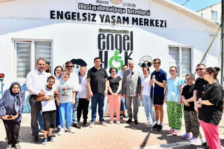 Mustafakemalpaşa Belediyesi'nden geleneksel aşure ikramı