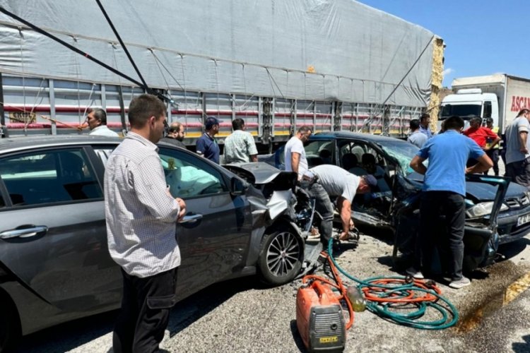Burdur'da iki otomobil &ccedil;arpıştı: 1 &ouml;l&uuml; 9 yaralı
