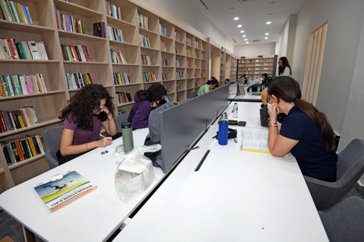 Osmangazi Meydanı'nda yer alan k&uuml;t&uuml;phane b&uuml;y&uuml;k ilgi g&ouml;rd&uuml;!