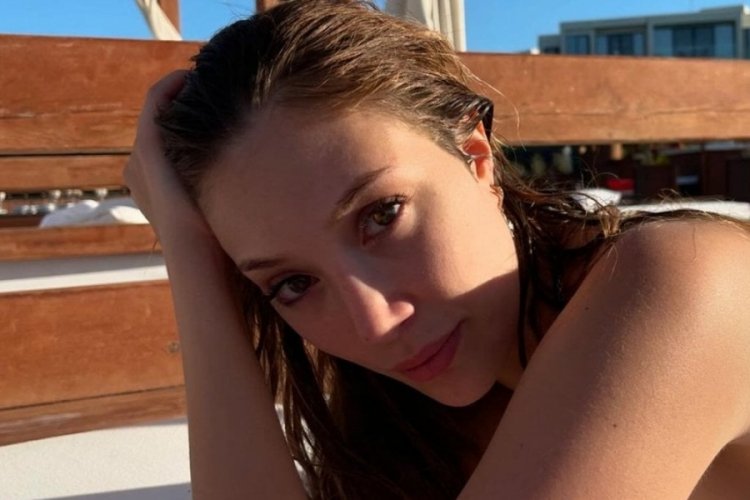 Yasmin Erbil teknede yoga yaptı