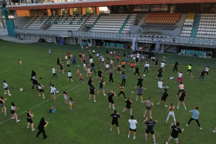 Bursa'da Nil&uuml;ferliler zumba ile hem eğlendi hem spor yaptı