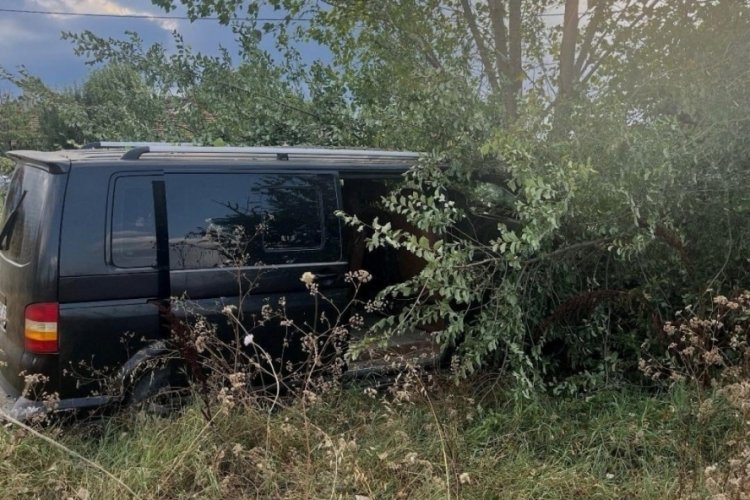 Bursa'da minib&uuml;s tarlaya u&ccedil;tu, s&uuml;r&uuml;c&uuml; yaralandı
