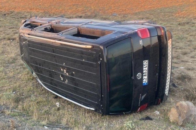 Konya'da hafif ticari ara&ccedil; takla attı: 2 yaralı