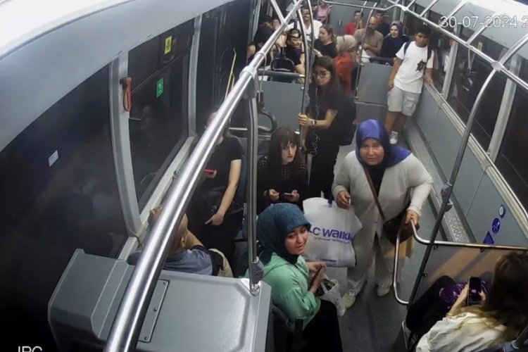 Otob&uuml;ste fenalaşan yolcu i&ccedil;in g&uuml;zergahını değiştirdi