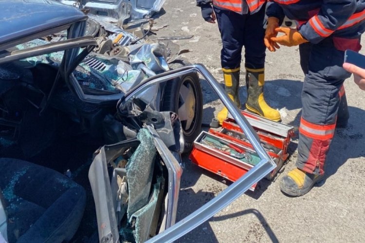 Kamyonet ile otomobil &ccedil;arpıştı: 3 yaralı