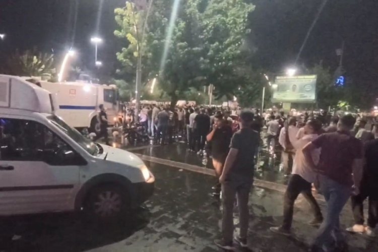 Batman'da İsrail'e tepki i&ccedil;in toplanan grup, kahve zinciri şubesine saldırdı