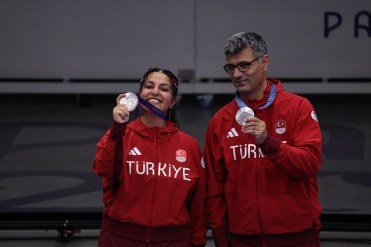 Olimpiyatlarda g&uuml;m&uuml;ş madalya kazanan Yusuf Dike&ccedil; rahatlığıyla d&uuml;nyada g&uuml;ndem oldu
