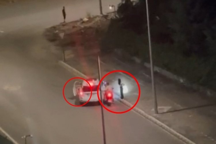 &Ouml;n&uuml;n&uuml; kestiği motosikletliyi ve yanındaki gen&ccedil; kızı defalarca yumrukladı