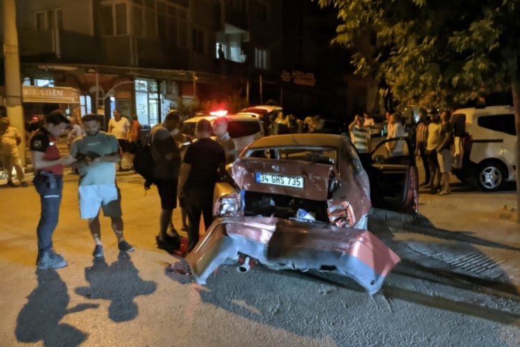 Edirne'de hafif ticari aracın &ccedil;arpıp ka&ccedil;tığı otomobildeki 1 kişi yaralandı