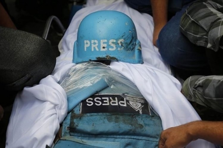 Al Jazeera'nın muhabir ve kameramanı &ouml;ld&uuml;r&uuml;ld&uuml;