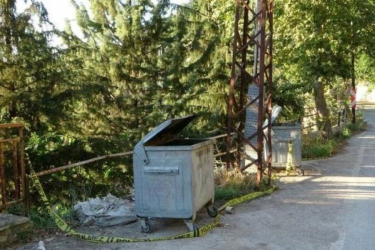Yolda y&uuml;r&uuml;rken elektrik akımına kapılıp hayatını kaybetti