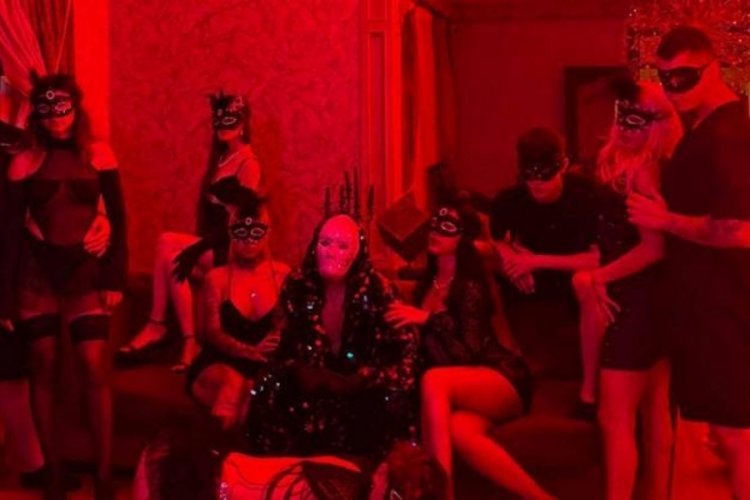 Maskeli &uuml;yeleri, tasmalı k&ouml;leleri var... Fergio House'un meşhur malikanesi ortaya &ccedil;ıktı!