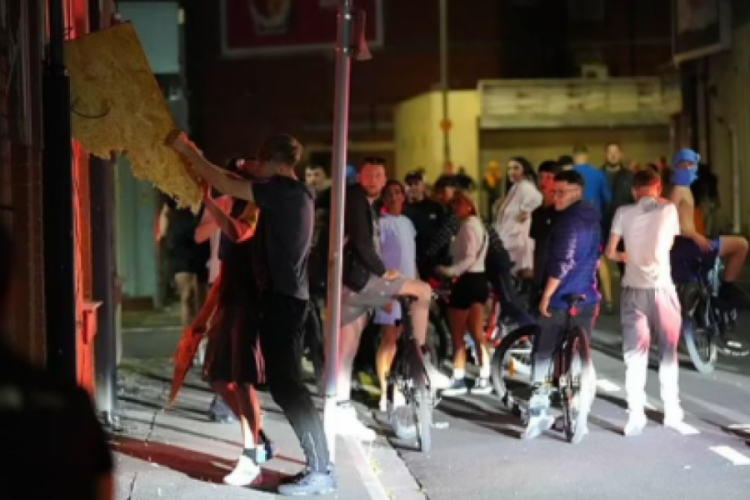 İngiltere'de &uuml;&ccedil; &ccedil;ocuğun &ouml;ld&uuml;r&uuml;lmesinden sonra olaylar b&uuml;y&uuml;yor!