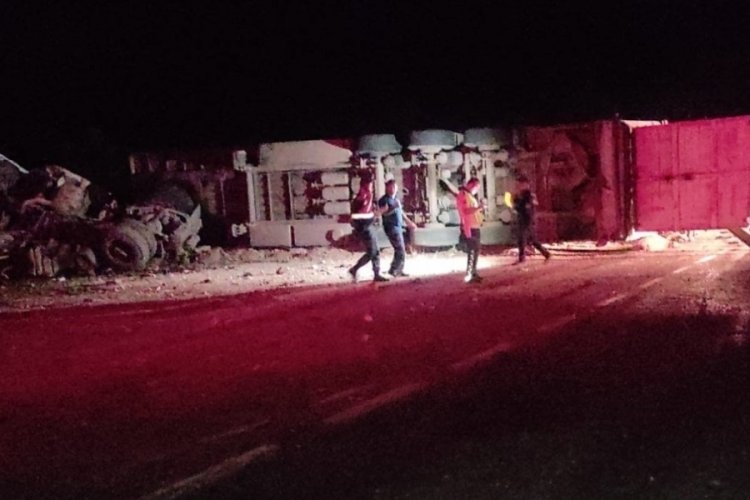 Malatya'da koyun y&uuml;kl&uuml; tır devrildi! Koyunlar etrafa savrulup telef oldu