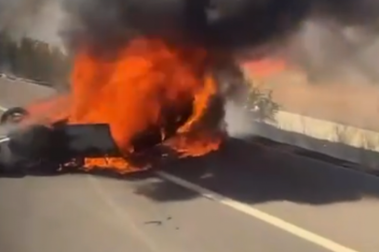 Bursa'da otomobilde &ccedil;ıkan yangın tarlaya sı&ccedil;radı!