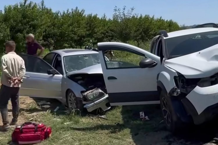 Bursa'da otomobiller kafa kafaya &ccedil;arpıştı: 5 yaralı
