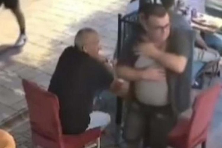 Kafede otururken yorgun merminin kurbanı oldu!