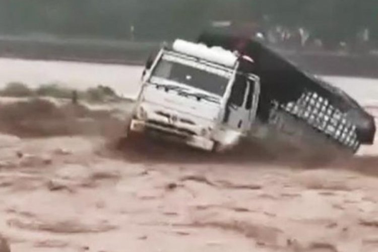 Hindistan'da b&uuml;y&uuml;k felaket: En az 32 &ouml;l&uuml;