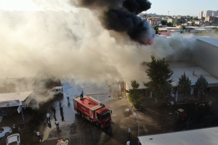 Diyarbakır'da sanayi sitesinde &ccedil;ıkan yangına m&uuml;dahale s&uuml;r&uuml;yor