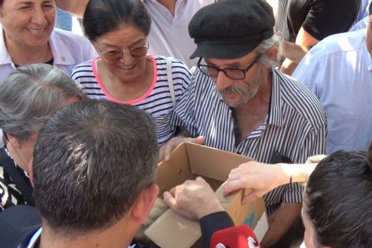 Sokağa bırakmaya kıyamadığı yavru k&ouml;peğini CHP Genel Başkanı &Ouml;zel'e hediye etti