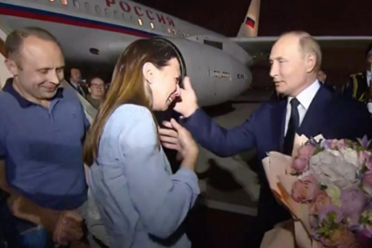 Putin, MİT'in tarihi takas operasyonuyla Rusya'ya d&ouml;nenleri karşıladı!