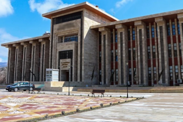 15 bin n&uuml;fuslu il&ccedil;eye dev h&uuml;k&uuml;met konağı isyan ettirdi!