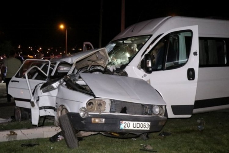 Denizli'de feci kaza! İş&ccedil;i minib&uuml;s&uuml; ile otomobil &ccedil;arpıştı: 2 &ouml;l&uuml;, 10 yaralı