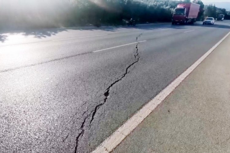 Bursa'da yarıklar, s&uuml;r&uuml;c&uuml;leri ve &ccedil;evredeki vatandaşları tedirgin etti