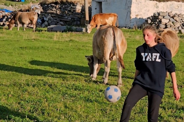 Ardahan'da yaylada hayvan otlatan Irmak'ın hayali futbol oynamak