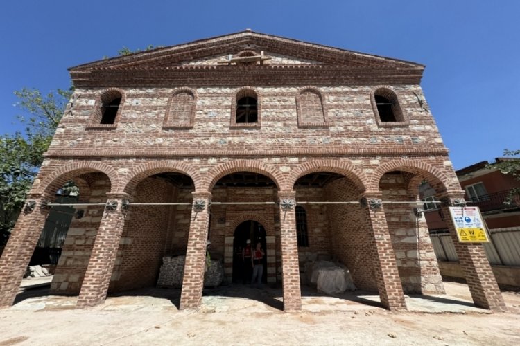 Bursa'da bir b&ouml;l&uuml;m&uuml; yıkılan tarihi cami restorasyonla ayağa kaldırılıyor