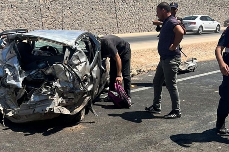 Diyarbakır'da 2 tır ile otomobil &ccedil;arpıştı: 1 &ouml;l&uuml;, 4 yaralı
