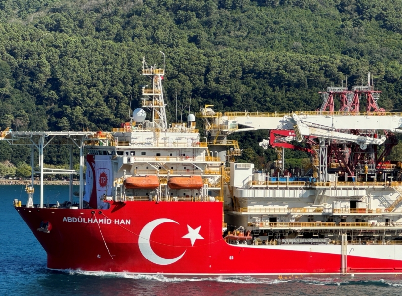 T&uuml;rkiye'nin sondaj gemisi Abd&uuml;lhamid Han İstanbul Boğazı'ndan ge&ccedil;erken havadan g&ouml;r&uuml;nt&uuml;lendi