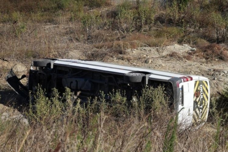 Kuzey Marmara Otoyolu'nda servis minib&uuml;s&uuml; şarampole u&ccedil;tu: &Ccedil;ok sayıda kişi yaralandı