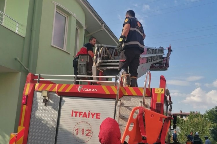 &Ccedil;atıda boya yaparken elektrik akımına kapıldı
