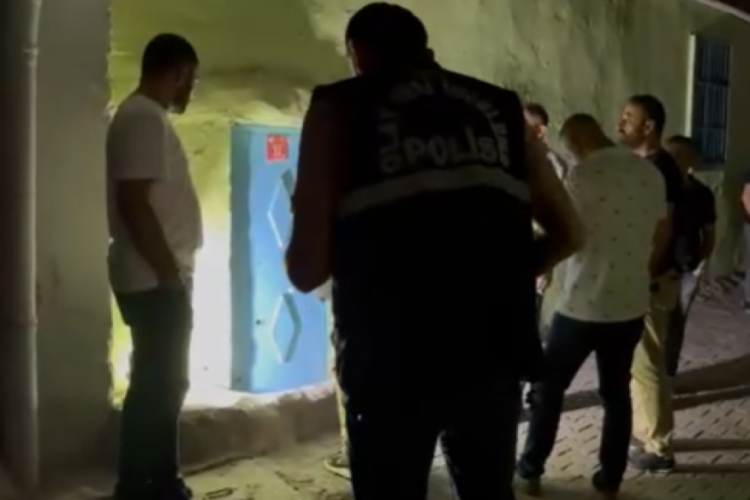 Diyarbakır'da silahlı kavgada evinin &ouml;n&uuml;nde oturan kadın yaralandı