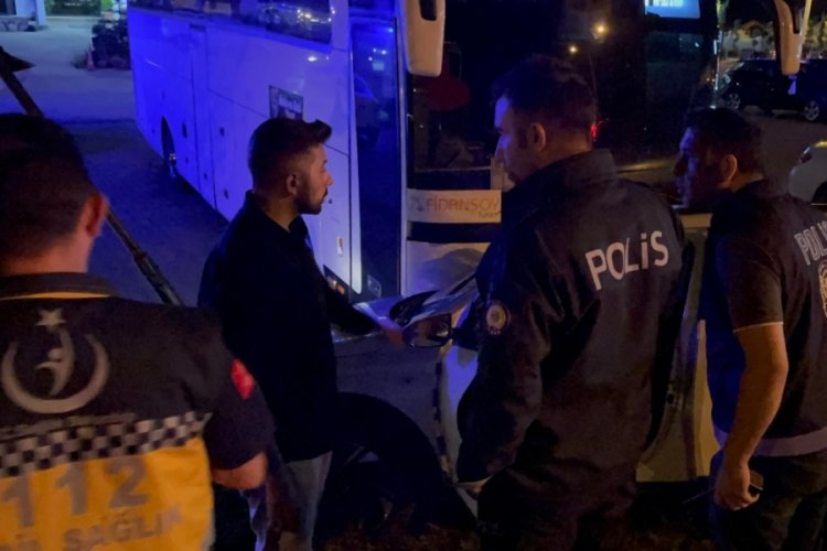 Uyuyakalan otomobil s&uuml;r&uuml;c&uuml;s&uuml; yoldan &ccedil;ıktı, otoparka daldı