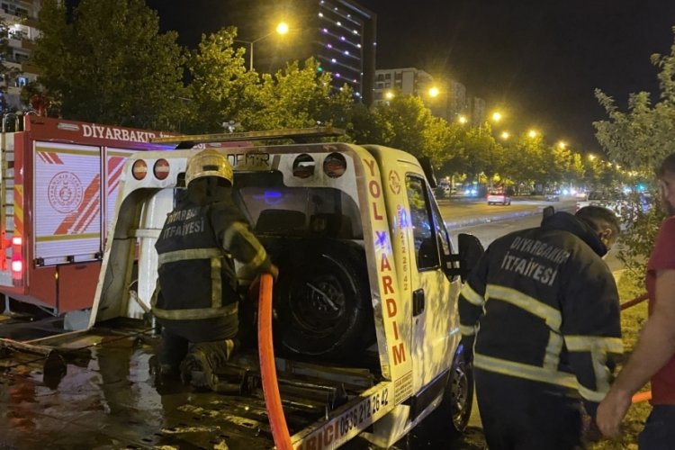 Diyarbakır'da park halindeki &ccedil;ekicide &ccedil;ıkan yangın b&uuml;y&uuml;meden s&ouml;nd&uuml;r&uuml;ld&uuml;