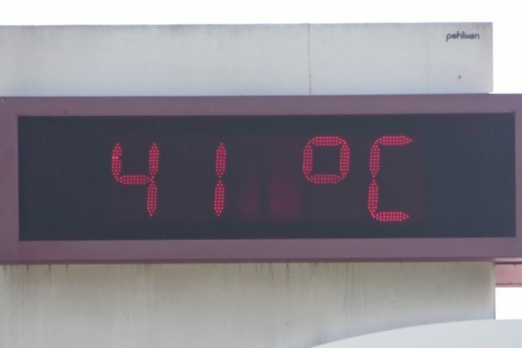 Adana'da sıcaklar bunalttı:Vatandaş sulama  kanalına akın etti!