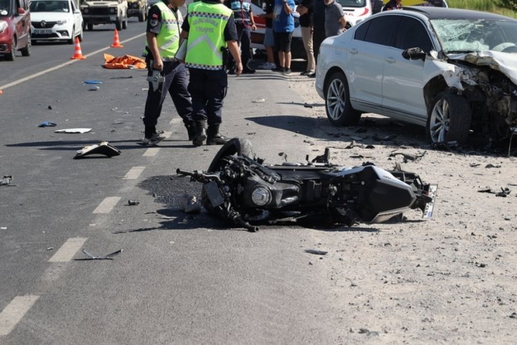 Otomobille &ccedil;arpışan motosikletin s&uuml;r&uuml;c&uuml;s&uuml; hayatını kaybetti