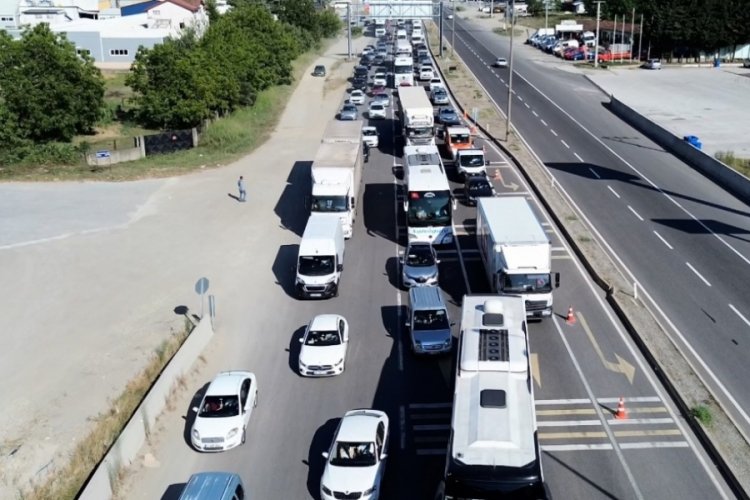 Otoyol kapalı olunca D-100'de kilometrelerce kuyruk oluştu