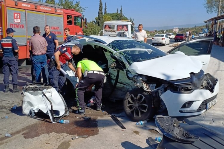 Manisa'da iki otomobil &ccedil;arpıştı: 1 &ouml;l&uuml;, 4 yaralı