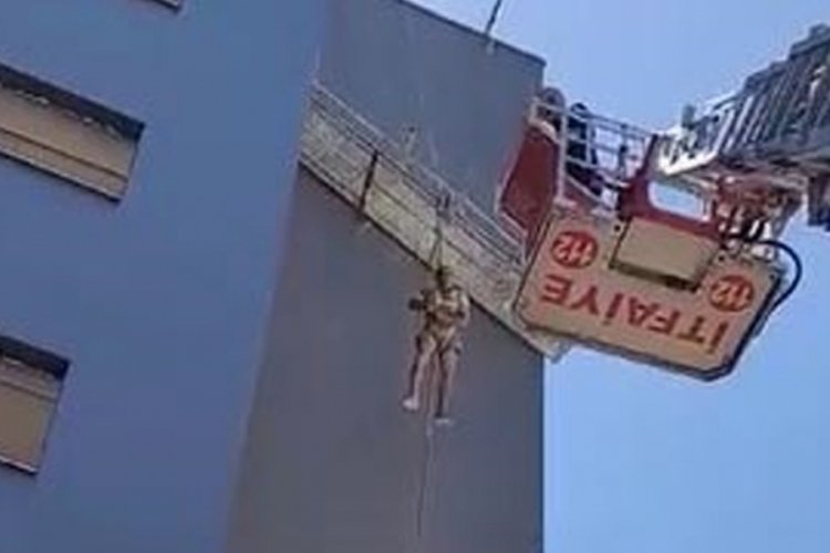 Halat kopunca 7 metre y&uuml;kseklikte asılı kaldı