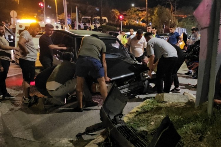 Ehliyetsiz &ccedil;ocuk s&uuml;r&uuml;c&uuml;, kırmızı ışıkta ge&ccedil;ip otomobile &ccedil;arptı: 1 ağır yaralı