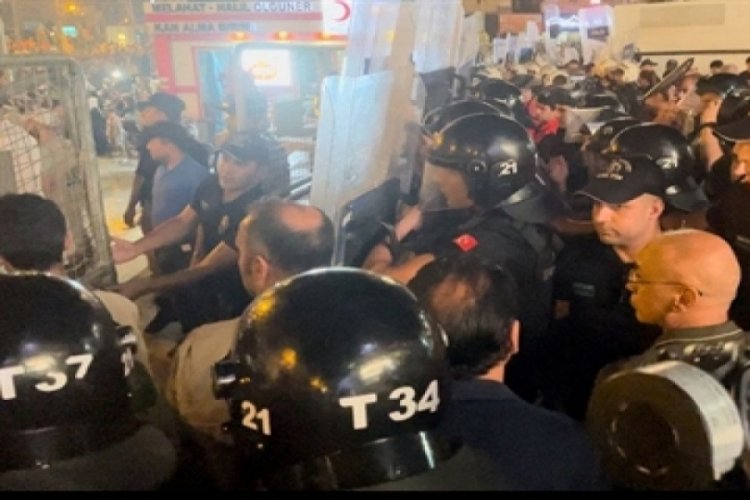 İsrail protestosunda kahve zincirine saldırdılar