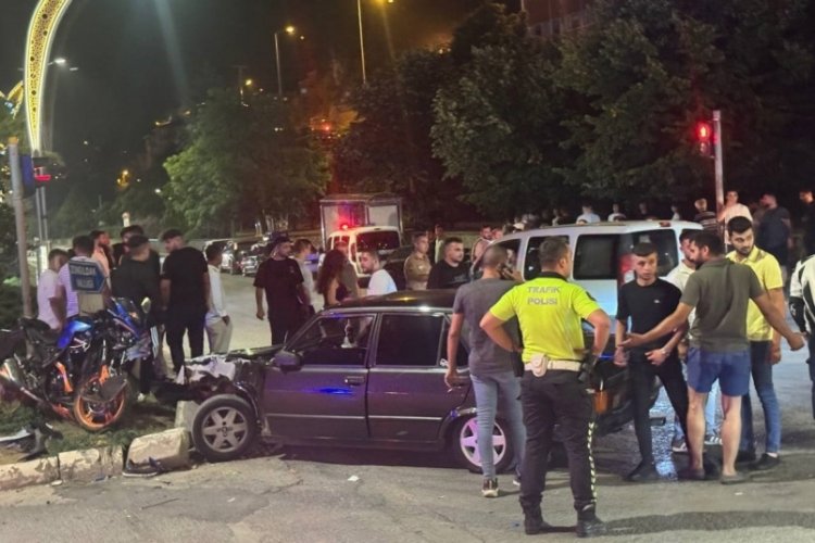 Otomobil ile motosiklet kavşakta &ccedil;arpıştı: 1 yaralı