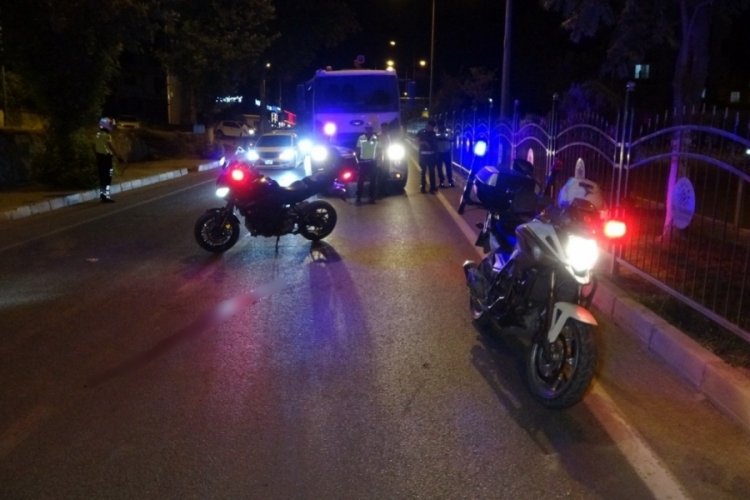 Motosiklet, &ouml;nce otomobile sonra demir korkuluklara &ccedil;arptı: 1 ağır yaralı