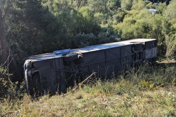 Erzincan'da yolcu otob&uuml;s&uuml; devrildi: &Ccedil;ok sayıda yaralı var!