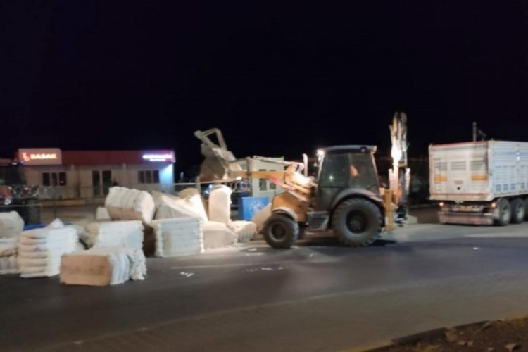 TIR dorsesindeki pamuk balyaları yola savruldu, ulaşım durdu